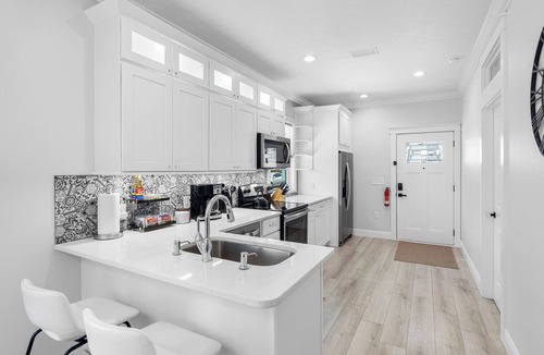 Tarpon Springs Cottage | Tarpon Tides Cottage - Walk to the Sponge Docks & Downtown!
