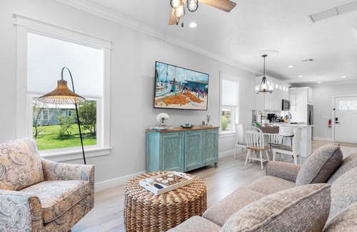 Tarpon Springs Cottage | Tarpon Tides Cottage - Walk to the Sponge Docks & Downtown!