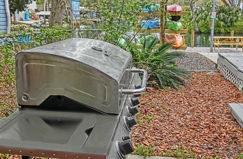 Weeki Wachee Gardens House | Teal Turtle, Swim Mat, Kayaks, Fire Pit! PET FRIENDLY - Weeki Wachee River!