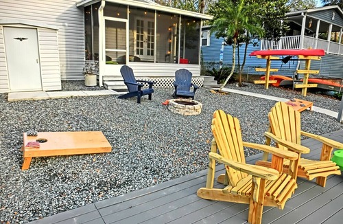 Weeki Wachee Gardens House | Teal Turtle, Swim Mat, Kayaks, Fire Pit! PET FRIENDLY - Weeki Wachee River!