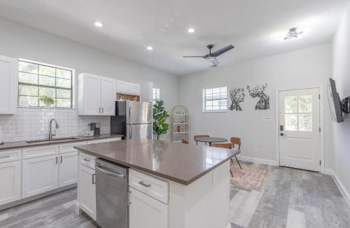 Wetmore House | Texas Casita Retreat Minutes from Six Flags
