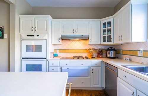 Mount Dora Hotel | The Bamboo Suite - Estate at Mount Dora: Free City Shuttle, Parking, and more!