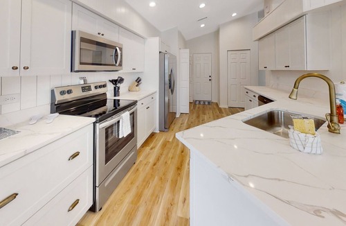 Indian Trails House | The Barefoot Bungalow House in Palm Coast With an Enclosed Pool & Grill