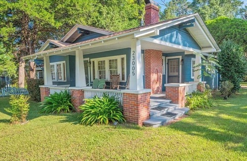 Florala House | The Barefoot Bungalow - Vintage Charm by the Lake