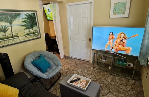 Tampa Apartment | ​💎 The Blue Dreams Studio Retreat: Near Hard Rock, Ybor & Downtown