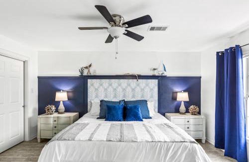 Galveston House | The Blue Oasis With Handicap Ramp Access Dog Friendly & Cowboy Pool