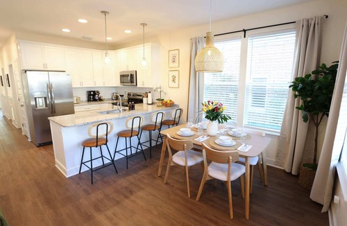 Pleasant Street House | The Botanical Suite 🌷 Newly Built DreamBnB