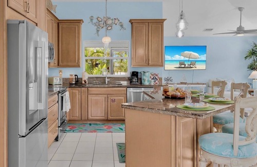 Sugarloaf Shores House | *THE COMMODORE’S REFUGE @ SUGARLOAF KEY* Pool & Pickleball + LAST KEY SERVICES