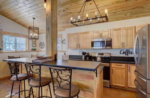 Indian Mountain Cabin | The Como Cabin | Hot Tub | Games | Firepit!