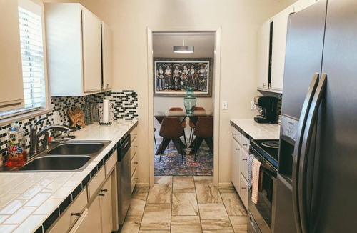 Weatherford House | The Cottage at Clark Gardens - Woodland Stay with Garden Access