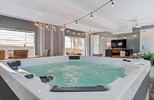Lincolnville House | The Cottage Nook l Mins to DNTN l Dogs OK