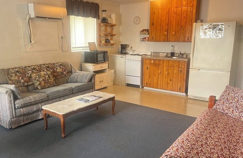 Kingsland Cabin | The Cove Suite with Picnic Area & Pet-Friendly