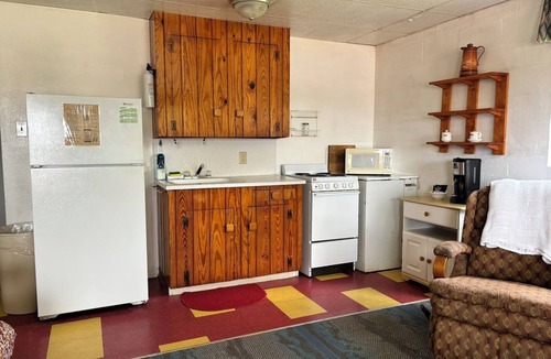 Kingsland Cabin | The Cove Suite with Picnic Area & Pet-Friendly