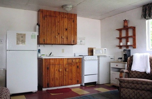 Kingsland Cabin | The Cove Suite with Picnic Area & Pet-Friendly
