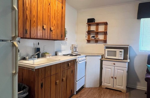 Kingsland Cabin | The Creek, Lakeside Suite, Pool & Outdoor Seating