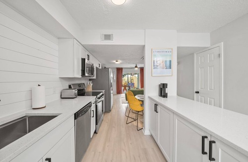 Holiday Beach House | The Disco Dolphin – Pool + Games + Outdoor Dining + Walk to the Beach