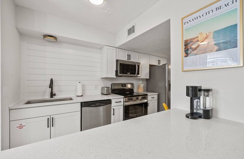 Holiday Beach House | The Disco Dolphin – Pool + Games + Outdoor Dining + Walk to the Beach