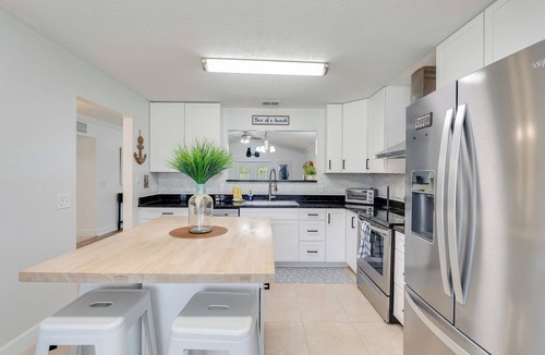 Upper Grand Lagoon House | The Dive Locker- 5 min to the Beach Sleeps 10