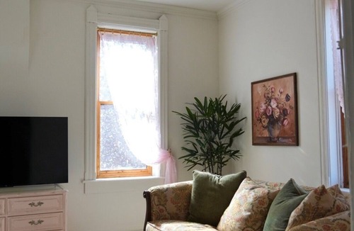 Glasgow Apartment | The Flower Loft - Historic Downtown Glasgow - Sleeps 6