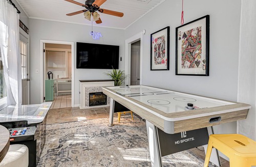 West End House | The Groovy Den Game Room 6 Min to Masters BBQ/Courtyard/Outdoor Space