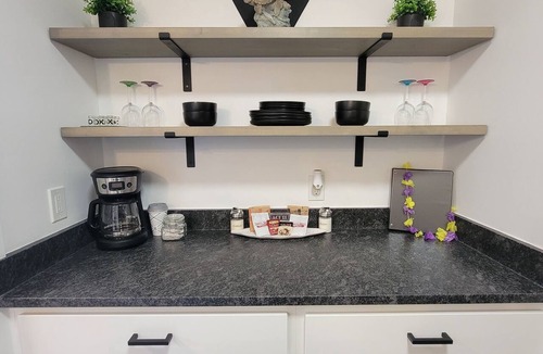 Bunkers Cove Apartment | The Hamilton Studio! close to Downtown & Dinning, Fast WIFI, HBO Max Included