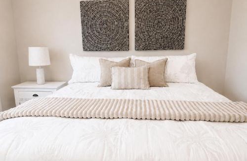 Crawfordville House | The Hamptons Coastal King Suite