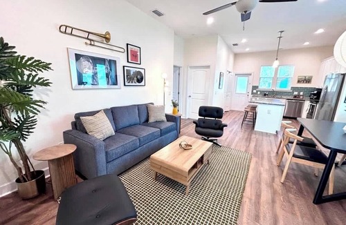 Pleasant Street House | The Harmony Suite, Near UF/Dtown