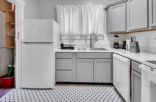 Rogers Deland House | The Heritage | Beautifully Restored 2BR 2BA Flat Steps from Stetson & Downtown
