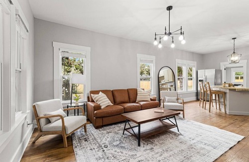 Dade City Cottage | The Historic Sweetwater Cottage Firepit & Cornhole