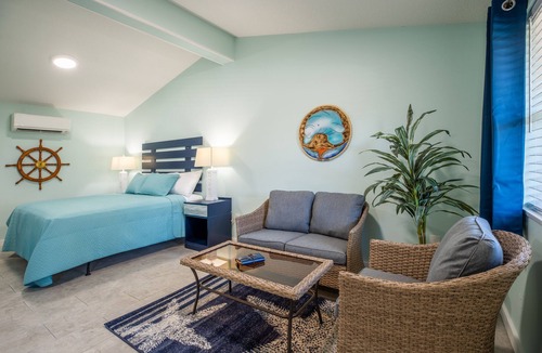 Atlantic Beach Hotel | The Hotel Palms Poolside