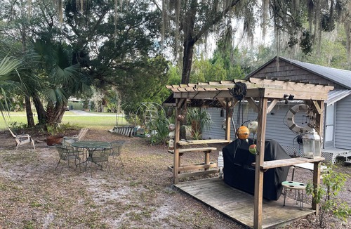 Crystal River House | The Jumping Mullet in charming Crystal River, walk to bars, restaurants & bay