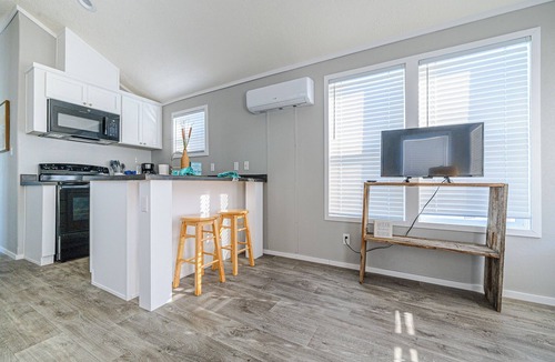 Port O Connor Cabin | THE KEYS OF POC Unit 1# Cozy 1-bedroom cabin , AC with boat parking