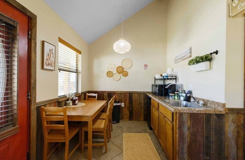 Waco Cabin | The Kiwi at Nicole Creek Cabins