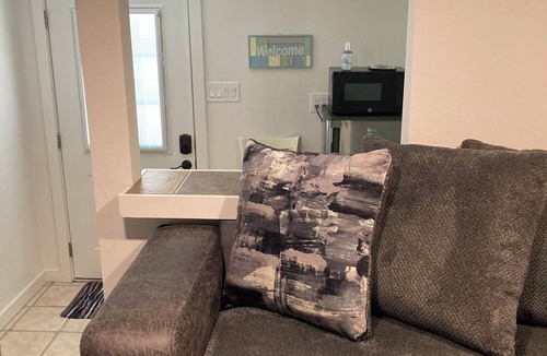 Glen Rose Apartment | The Nestle Inn, walk to Historic Downtown Square. Centrally located.