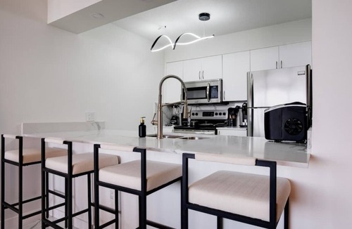 Brickell Apartment | The Noir Suite 3BR 2BTH Glam Room PS5 Pool Gym