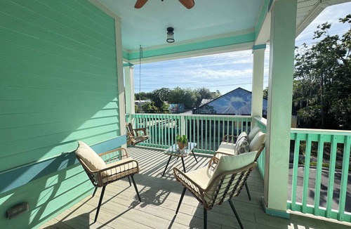 Pleasant Street House | The Orange Blossom Suite | Near UF, Shands, D-town