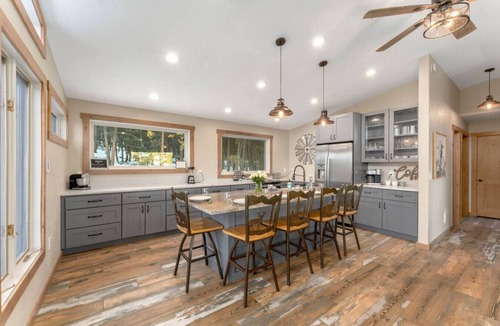 Pine House | The Pine Getaway on 60 Acres with Hot Tub