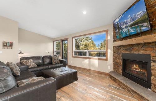 Pine House | The Pine Getaway on 60 Acres with Hot Tub