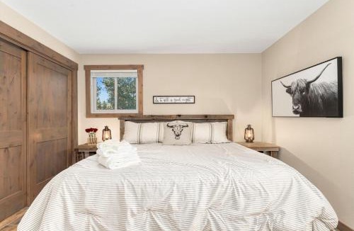 Pine House | The Pine Getaway on 60 Acres with Hot Tub