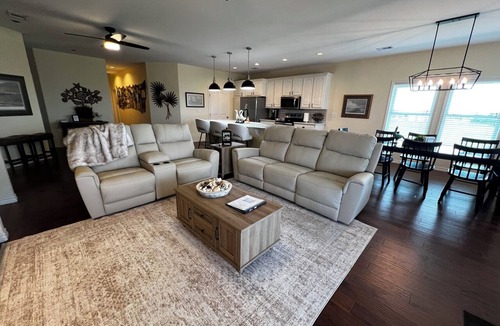 Port O Connor House | The Salty Marlin in Larry's Harbor POC 4 Bedrooms w/4 Full Bathrooms