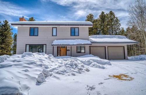 Leadville North House | The Shamrock — 5BR Leadville Home, Game Room + 2-Car Garage, Sleeps 10