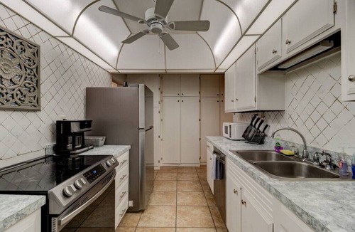 Holly Hill House | The Shark Shack-pet friendly, huge yard and ping pong
