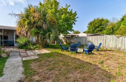 Holly Hill House | The Shark Shack-pet friendly, huge yard and ping pong