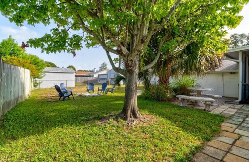 Holly Hill House | The Shark Shack-pet friendly, huge yard and ping pong