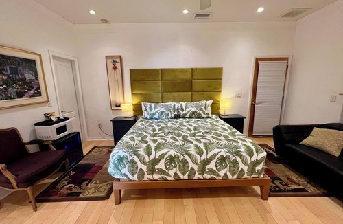 Lake Alfred Apartment | THE SIGNATURE ORANGE GROVE KING SUITE