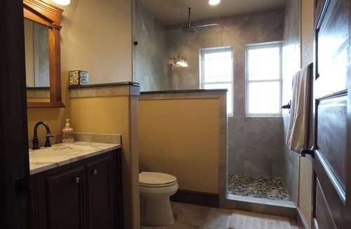 Central Arlington Hotel | The Thornton In - 2 Queens Beds Close to UTA and AT&T Stadium