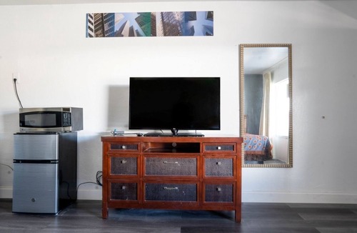 Ocala Hotel | The Ultimate Rest: King Bed, Modern Amenities, Free Parking