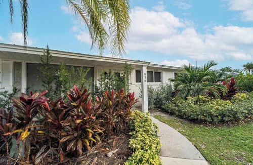 North Palm Beach House | The Veranda Villa - 8 beds - pet friendly