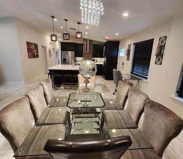 College Park House | The Villa Orlando College Park Sleeps16 - Monthly Stays