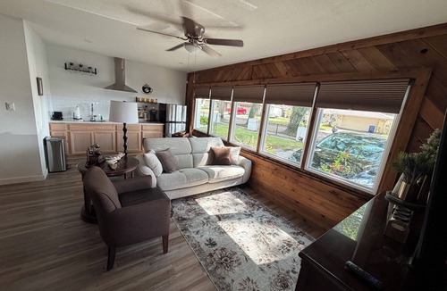 Lutz Cottage | The White Door Studio.